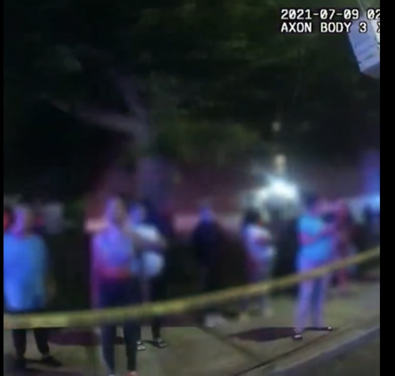 Read more about the article Watch: Crowd swears at police after car crash